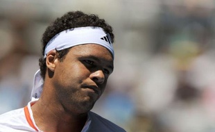 Jo-Wilfried Tsonga, éliminé par le Japonais Kei Nishikori en huitièmes de finale de l'Open d'Australie, lundi à Melbourne, a expliqué avoir eu du mal à contrôler des balles volant plus à cause de la chaleur et a regretté de ne pas s'être "bien ajusté aux conditions.
