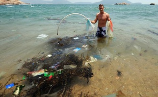 Plus de 80% des poubelles flottantes se forment à terre, avant d'être déversées en mer par les pluies et les fleuves.
En 2008, un navigateur et chercheur américain, Charles Moore, avait découvert la poubelle du Pacifique: 100 millions de tonnes de déchets, un continent flottant grand comme deux fois les Etats-Unis qui dérive entre Hawai et le Japon.
Sur les plages du sud de Hong-Kong, on retrouve les déchets asiatiques et américains qui jonchent le Pacifique.