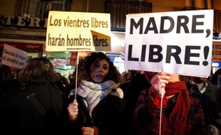 Promesse de campagne en 2011 du chef conservateur espagnol Mariano Rajoy mais retardé depuis, le projet de loi supprimant quasiment le droit à l'avortement en Espagne a été approuvé vendredi par le gouvernement, féministes et gauche dénonçant un "retour de 30 ans en arrière".