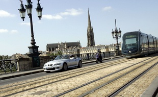 Le pont de pierre sera-t-il rouvert aux véhicules motorisés.