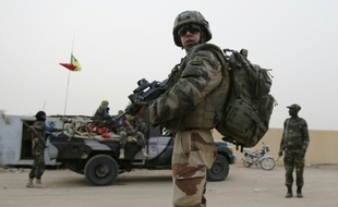 Un soldat français patrouille avec des soldats maliens à Kidal, au Nord du Mali, le 27 juillet 2013