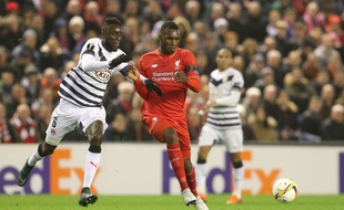 Le capitaine des Girondins de Bordeaux Lamine Sané (à g., face à Liverpool, le 26 novembre 2015) fait partie des joueurs expérimentés censés tirer l'équipe vers le haut.
