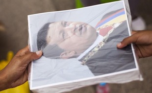 Le Conseil de Paris a refusé lundi d'attribuer le nom du défunt président vénézuélien Hugo Chavez à un lieu de la capitale, comme le proposait le groupe PCF-PG.