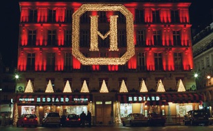 La façade de l'immeuble de la société Hédiard, place de la Madeleine à Paris.
