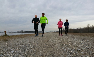 En jaune et en tête, Lionel Macor sur les bords du Rhin, en amont de la course entre Breisach et Neuf-Brisach.