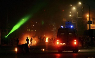 Manifestants et policiers s'affrontent à Port-Saïd, en Egypte, le 3 mars 2013.