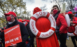 Des professionnels de l'événementiel manifestent à Paris en décembre 2020.