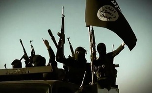 Capture d'image d'une vidéo de propagande diffusée le 17 mars 2014 par Al-Furqan Media montrant des jihadistes de l'EI dans la province de l'Anbar, en Irak