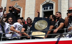 Le Brennus au Capitole le le lendemain de la victoire du Stade Toulousain.