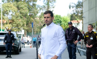 Iker Casillas à sa sortie de l'hôpital.