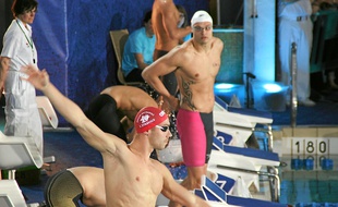 Florent Manaudou (2e plan) semble envieux des quatre titres glanés par Jérémy Stravius...