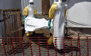 Du personnel médical transporte le corps d'une victime du virus Ebola dans le centre de MSF, à Monrovia le 27 septembre 2014