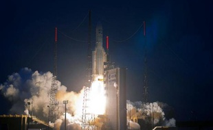 Une Ariane 5 s'élève depuis Kourou, en Guyane française, le 6 février 2014