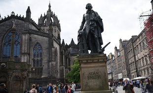 Une statue du philosophe et économiste écossais Adam Smith à Edimbourg.
