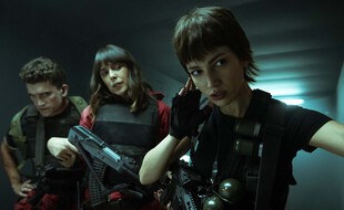 Jaime Lorente, Belén Cuesta et Úrsula Corberó dans La Casa de Papel.
