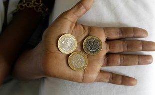 Photo prise le 06 janvier 2005 à Dakar de pièces de 500 francs CFA