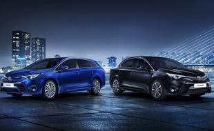 Les Toyota Auris (à gauche) et Avensis (à droite) version 2015