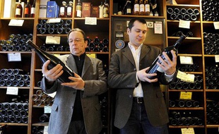 Les fondateurs d'Edonys, le projet de chaîne télévisée spécialisée dans le vin, dans la cave du célèbre bar à vin Juvéniles à Paris le 4 mars 2010.