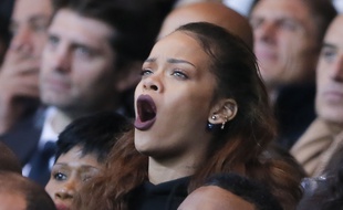Rihanna dans les tribunes du Parc des Princes, à Paris, lors du match PSG - OM, le 4 octobre 2015.