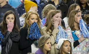 Des supportrices stressées lors d'un match de football américain.