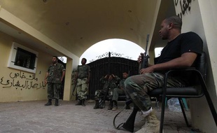 Des gardes libyens surveillent l'entrée du consulat de Benghazi, en Libye, le 15 septembre 2012.