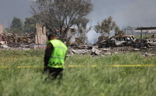 Des explosions dans des entrepôts de feux d'artifice ont fait au moins 19 morts à Tultepec, au Mexique, le 5 juillet 2018.