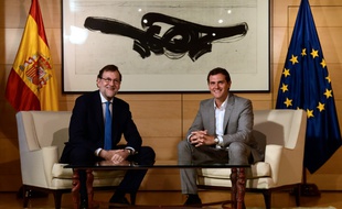 Le chef du gouvernement espagnol Mariano Rajoy (g) et le dirigeant de Ciudadanos Albert Rivera, le 12 juillet 2016 à Madrid