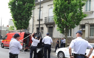 NANTES, le 21/04/2011 Découverte au 55 bvd Schuman de cinq corps. Il s'agit d'Agnès Dupont de Ligonnes et de ses 4 enfants. Des policiers tendent une bâche pour cacher la sortie des corps.