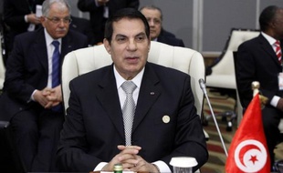 Le président tunisien déchu Zine El Abidine Ben Ali a été condamné par contumace à la prison à perpétuité pour complicité de meurtre de 43 manifestants durant le soulèvement populaire qui a fini par le renverser, a indiqué jeudi le juge Hedi Ayari du tribunal militaire de Tunis.