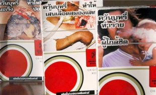 Les associations prônent des images chocs sur les paquets, comme ici en Thaïlande.