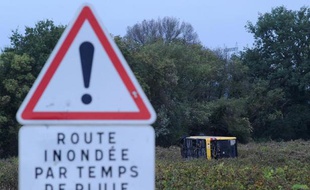 Un bus renversé par les inondations dans un champ d'Uzès (Gard), le 11 octobre 2014