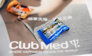 Une brochure du ClubMed en chinois dans une agence de tourisme de Pékin le 15 juin 2010
