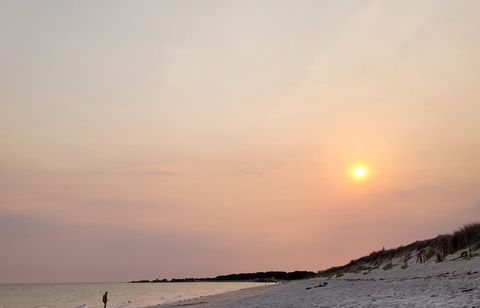 Mais pourquoi le ciel de l’ouest de la France est-il orange ?