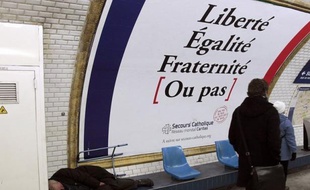 La France compte de plus en plus de pauvres et précaires depuis le milieu des années 2000 et travailler ne suffit plus à se prémunir de l'exclusion, une tendance accentuée par la crise économique et qui devrait perdurer faute de mesures spécifiques, selon un rapport publié jeudi.