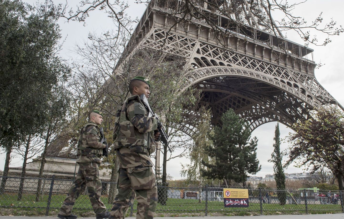 Cinq cercueils frappés de l'inscription « soldats français de l'Ukraine » ont été déposés au pied de la Tour Eiffel. 