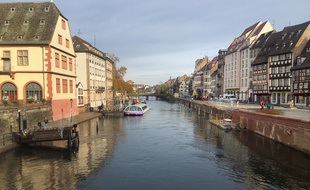 L'Ill quai Saint Thomas. Strasbourg le 21 novembre 2017.