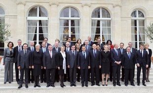 Le président Nicolas Sarkozy pose en compagnie de François Fillon et des 30 membres du nouveau gouvernement, à l'Elysée, le 17 novembre 2010.