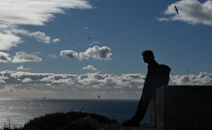 Un homme sur une colline du Frioul à Marseille
