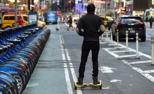 Les autorités américaines ordonnent le rappel de 500.000 skateboards électroniques "hoverboard" aux Etats-Unis en raison de risques d'incendies ou d'explosion dus à une surchauffe de la batterie
