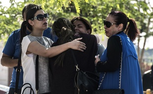 Des familles de passagers qui ont disparu dans le crash de l'avion de la compagnie Egyptair, le 19 mai 2016 au Caire, en Egypte.