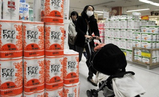 Une Japonaise au rayon papier toilette d'un supermarché de Tokyo, le 29 mars 2011. Après le tremblement de terre, il est devenu très difficile de trouver des produits d'usage quotidien comme le papier toilette ou les piles.