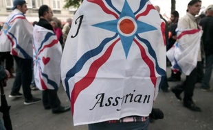 Manifestation de la communauté assyro-chaldéenne des chrétiens d'Irak devant l'Assemblée nationale le 8 juillet 2014 pour attirer l'attention sur le sort de leurs proches en danger dans le nord de l'Irak