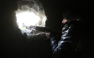 Un combattant rebelle tient une position, le 4 février 2015 près d'une zone industrielle d'Alep, en Syrie