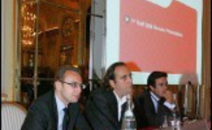 En France, le fournisseur d'accès Free a été le premier à annoncer des investissements d'un milliard d'euros d'ici 2012 pour lancer le très haut débit par fibre optique.