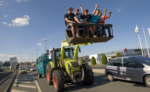 Des agriculteurs bloquent la circulation dans la zone de la Pardieu, près de Clermont-Ferrand (Puy-de-Dôme), le 23 juillet 2015.