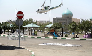 Un hélicoptère des forces de l'ordre iraniennes survole le mausolée de l'Ayatollah Khomeinin après l'attentat qui a fait 13 morts à Téhéran le 7 juin 2017.