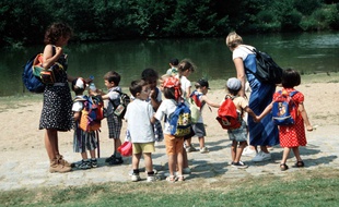 Des enfants en promenades avec leurs monitrices.
