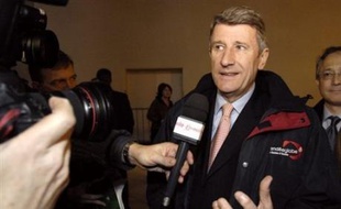 Un an après un score très décevant à l'élection présidentielle, Philippe de Villiers (Mouvement pour la France), se prépare à reprendre place sur l'échiquier politique, avec pour ambition de rassembler les voix de droite hostiles à la construction européenne.