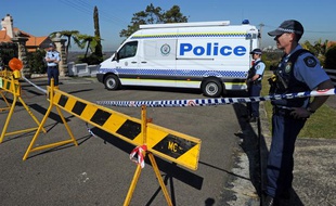 Un cordon de police autour de la maison de Madeleine Pulver, la jeune Australienne qui a eu un engin explosif autour du cou, le 4 août à Sydney (Australie).