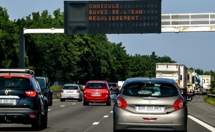 Un panneau de signalisation affiche un message de prévention pour la canicule sur l'autoroute A25 à Lille, le 26 juin 2019.